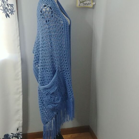 Handmade Crocheted Perfect Pockets Shawl with Flower Pocket and Fringe in blue - Picture 4 of 6